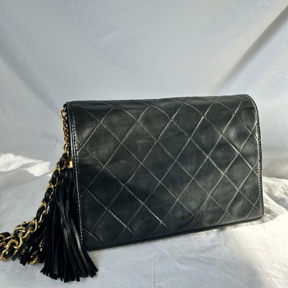 PRE-LOVED CHANEL™ 1986-88 BLACK QUILTED LAMBSKIN CC TASSEL FLAP BAG - Picture 14 of 15